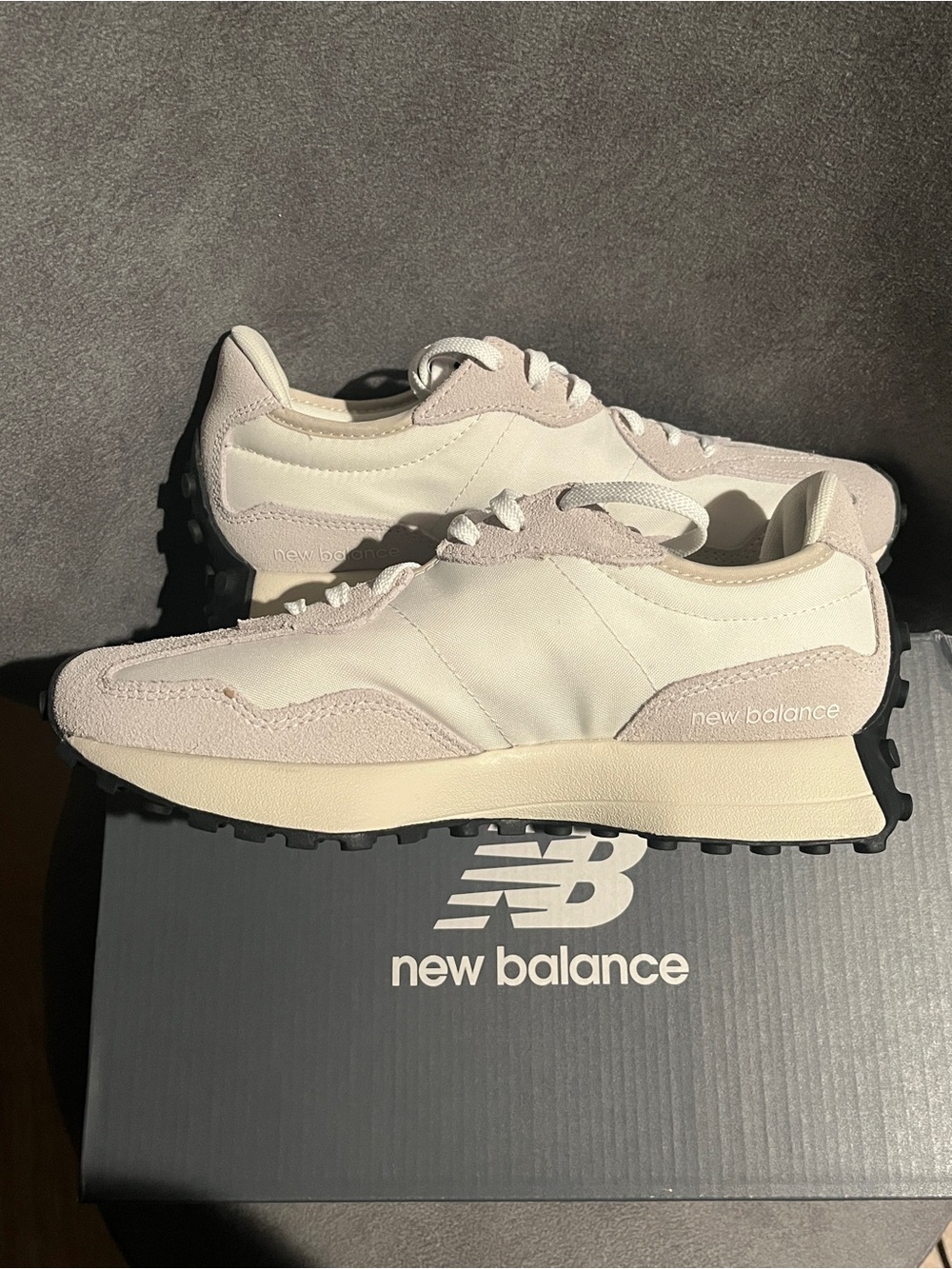 New Balance Women’s Sneakers 327 White Black Logo Size 8 US - Picture 2 of 11